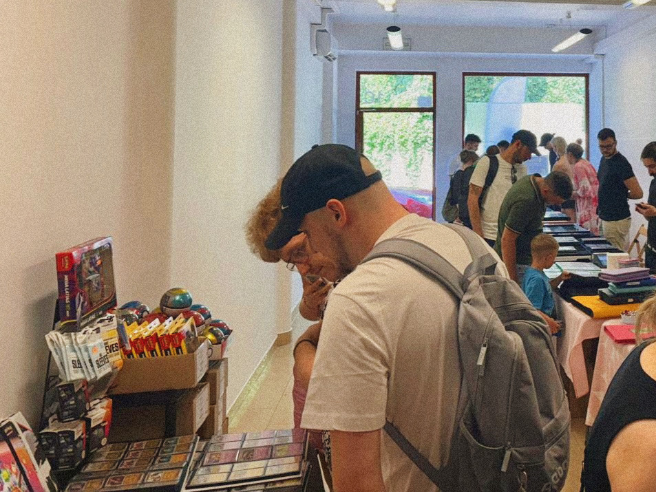 Kolekcjonerzy i rodziny podczas pierwszej edycji Mini CardShow w Bochni